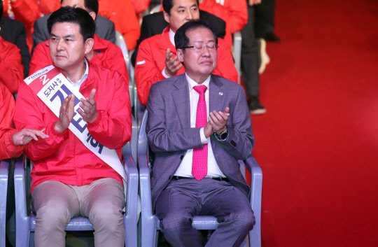 자유한국당 홍준표 대표가 2일 오후 창원컨벤션센터에서 열린 자유한국당 지방선거 경남도당 필승결의대회에서 김태호 경남도지사 후보와 나란히 앉아 있다. 연합뉴스